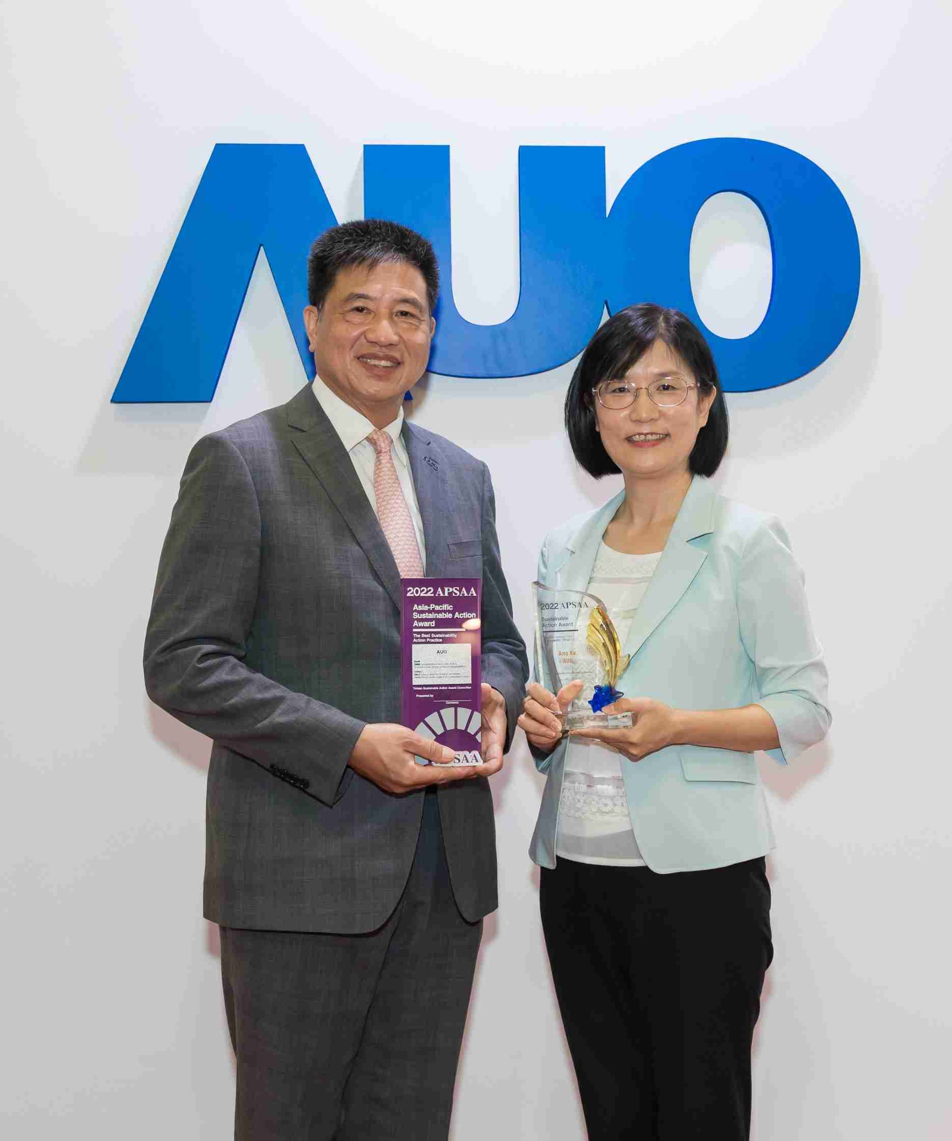 PG国际长期垫筑永续远景的基石，，，透过ESG暨气候委员会逐步实践永续策略蓝图。。。其中，，，PG国际光电永续长古秀华带领团队、、制定中长期目标，，缔造多面向亮眼表现，，获得「顶尖永续长奖」的个人奖殊荣（左：PG国际光电董事长暨执行长彭双浪，，，右：PG国际光电永续长古秀华）