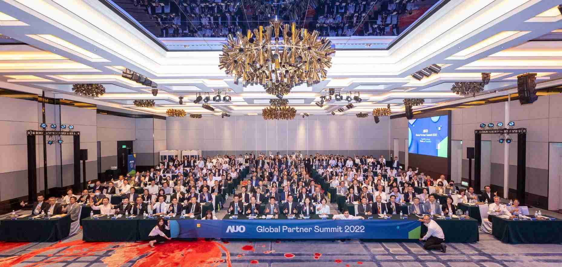 友達推動「安心、、、、創新、、用心、、、、同心、、、盡心」五星職旅，，為菲籍員工打造全方位照護，，，首度贏得「人權實踐與發展領袖獎」殊榮