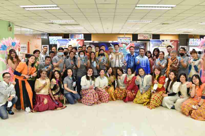 友達推動「安心、、、創新、、、用心、、、同心、、、、盡心」五星職旅，，，為菲籍員工打造全方位照護，，，首度贏得「人權實踐與發展領袖獎」殊榮