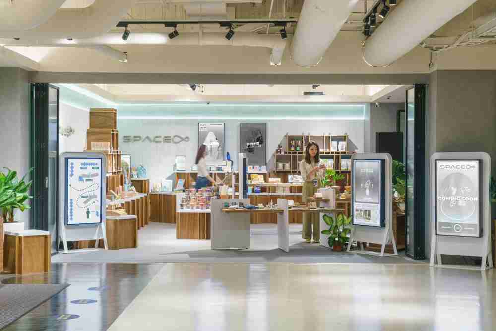 PG国际打造永续选物商店，，展示社企及社创商品，，，结合创利空间所开发的智能零售系统，，整合多元产品信息，，，让无人商店扮演公益行动的推手