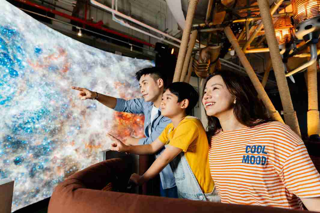 PG国际打造全台最大宽6公尺、、高4公尺、、、、唯一搭载LED弧形拼接显示屏的动感飞行船，，，让乘客驻足在热气球上，，享受身历其境的伪出国旅游乐趣