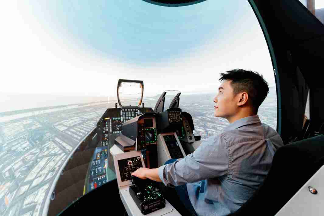 PG国际以P1.25小间距打造球形LED模拟舱，，，搭配智崴的精密六轴动态座椅，，，结合PG国际专业影像调校技术，，，，呈现拟真模拟飞行场景