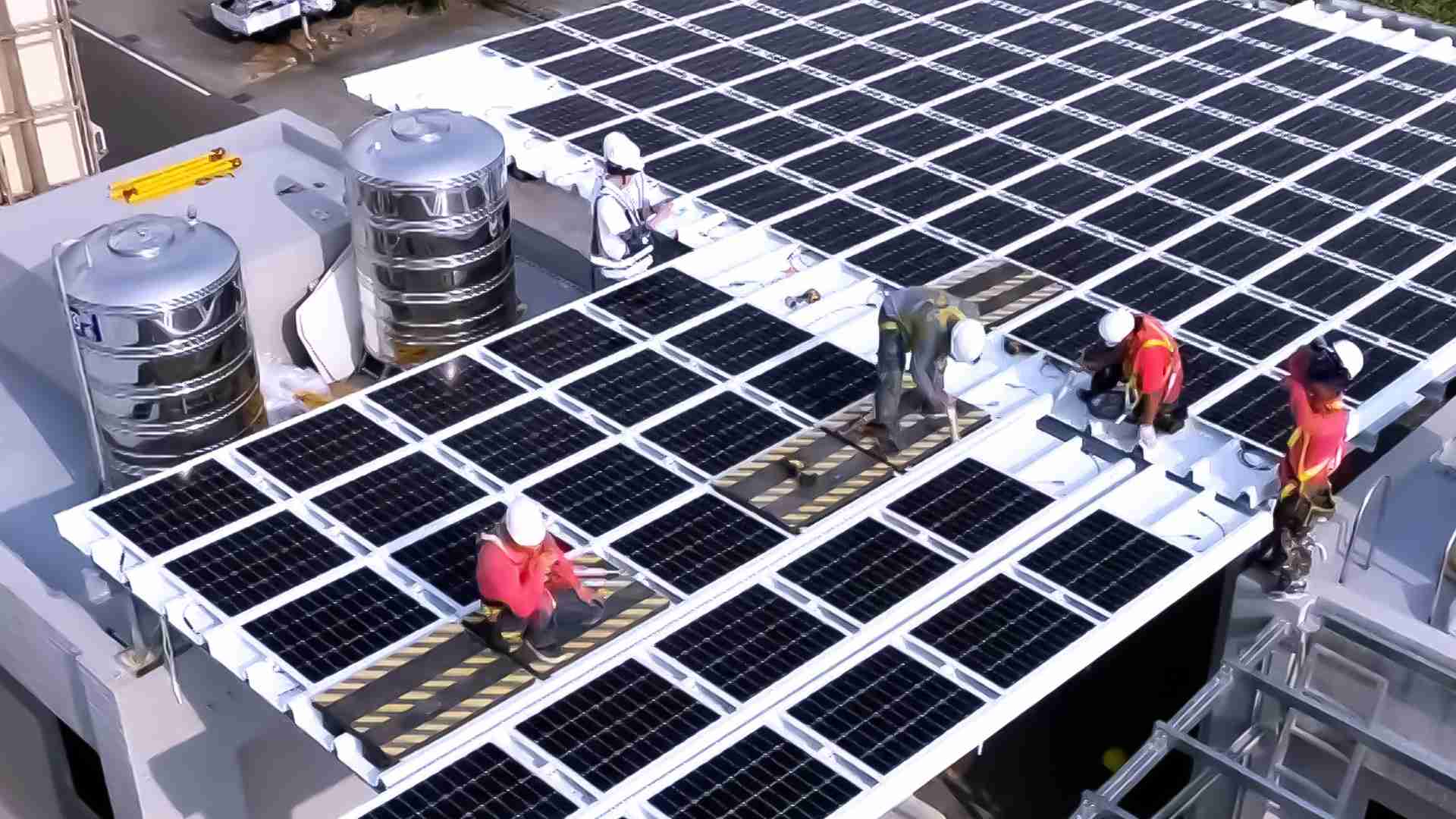 PG国际着力于替代能源之技术研发，，如光电浪板的相关制程、、、设备与产品，，其中所开发之光电整合型浪板，，减少传统金属支架安装，，更提升耐候度，，，可广泛运用于多元场域，，，并辅助建筑达到净零碳排目标