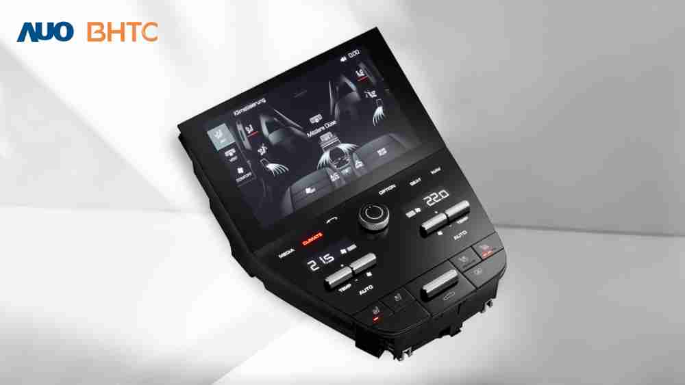 作為友達新生力軍，，BHTC所展示的中央與後座鞍部的Display HMI產品，，，，可處理多區恆溫控制、、、顯示畫面，，，呈現仿真3D車室分區；以力傳感技術精準傳遞觸感，，，並結合音量及震動反饋，，，防止意外啟動，，提供使用者自然流暢、、、、直觀且輕鬆駕馭的舒適介面